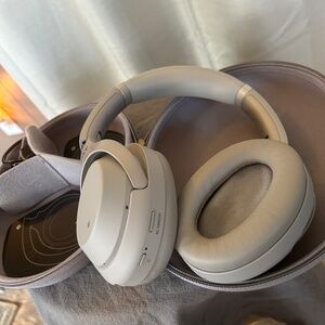 Sony WH1000XM3 Noise Cancelling Headphones : Wireless Bluetooth Over the Ear